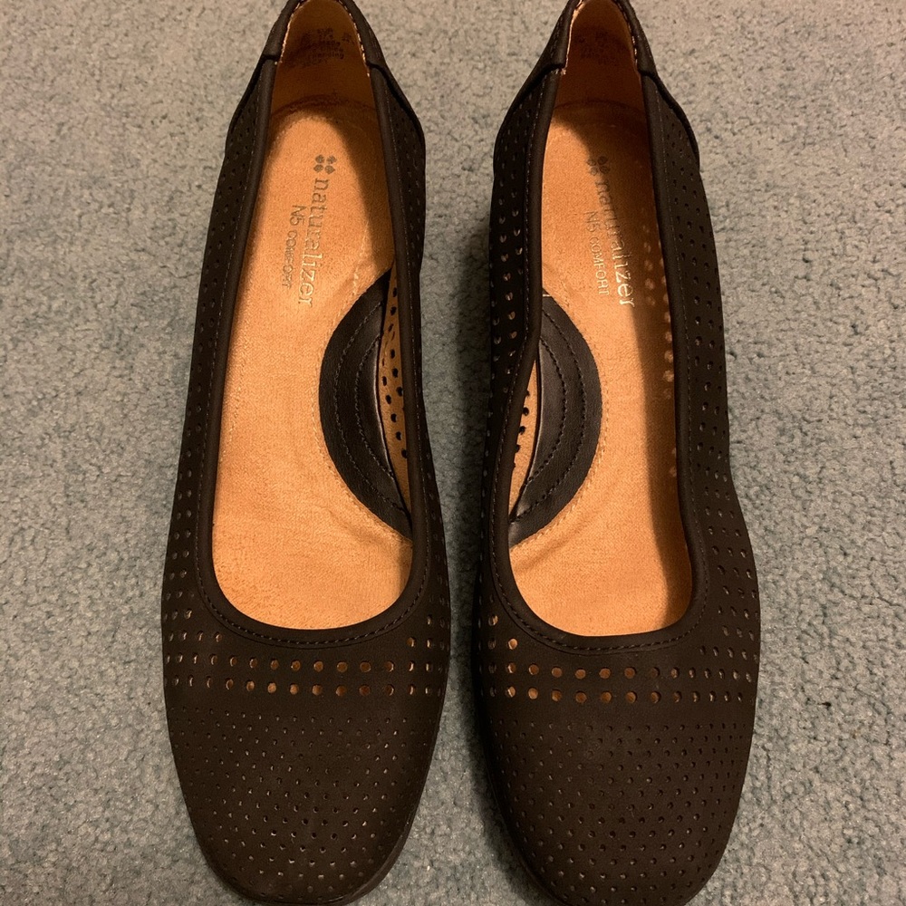 Low heel black wedge